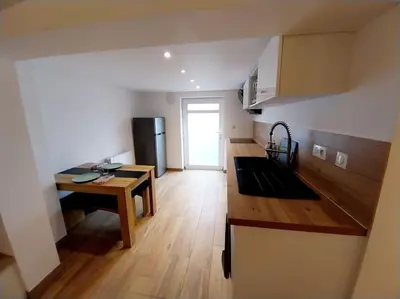Cuisine ou kitchenette dans l'établissement L'underground - parking - jardin