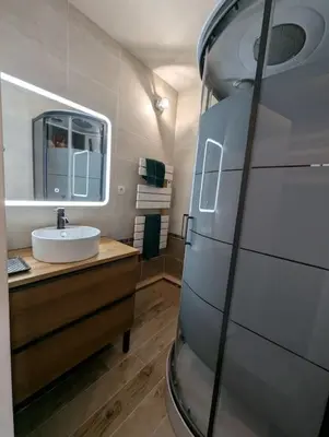 Salle de bains dans l'établissement Chez Paulette, Studio cosy au centre ville de Gérardmer