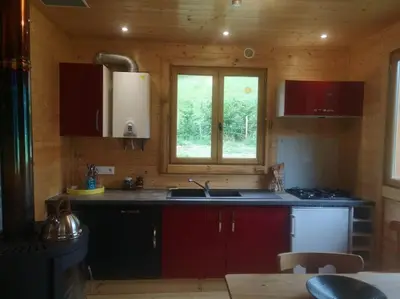 Cuisine ou kitchenette dans l'établissement Chalet près de Gérardmer zone Natura 2000