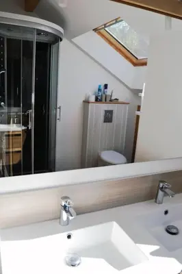 Salle de bains dans l'établissement Chalet Au Cottage des Lynx