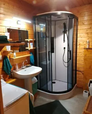 Salle de bains dans l'établissement Le chalet de l'Ange - gîte - bain nordique
