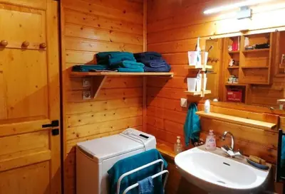 Salle de bains dans l'établissement Le chalet de l'Ange - gîte - bain nordique