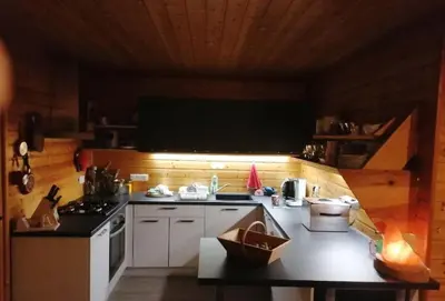 Cuisine ou kitchenette dans l'établissement Le chalet de l'Ange - gîte - bain nordique