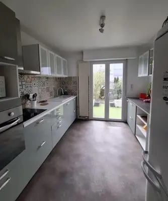 Cuisine ou kitchenette dans l'établissement Charmante maison familiale