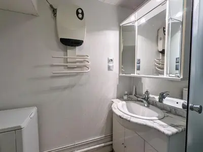 Salle de bains dans l'établissement Appartement cosy à La Bresse avec terrasse et parking, animaux admis - FR-1-589-689