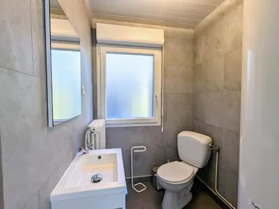 Salle de bains dans l'établissement Appartement cosy à La Bresse avec terrasse et parking, animaux admis - FR-1-589-689