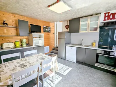 Cuisine ou kitchenette dans l'établissement Appartement cosy à La Bresse avec terrasse et parking, animaux admis - FR-1-589-689