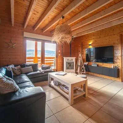 Télévision ou salle de divertissement dans l'établissement Chalet Lipa - Confort et Sauna au cœur des Vosges