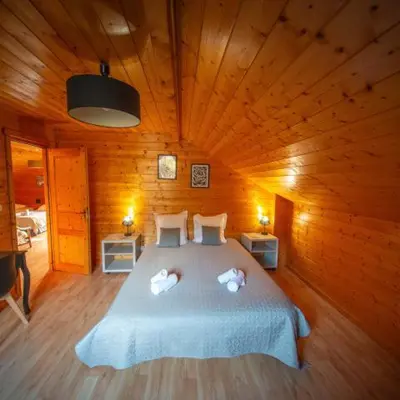 Un ou plusieurs lits dans un hébergement de l'établissement Chalet Lipa - Confort et Sauna au cœur des Vosges