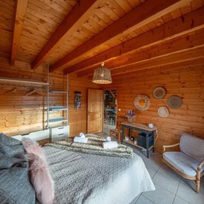 Un ou plusieurs lits dans un hébergement de l'établissement Chalet Lipa - Confort et Sauna au cœur des Vosges