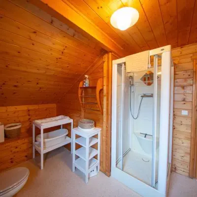 Salle de bains dans l'établissement Chalet Lipa - Confort et Sauna au cœur des Vosges