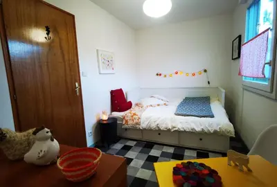 Un ou plusieurs lits dans un hébergement de l'établissement Appartement-maison avec jardin