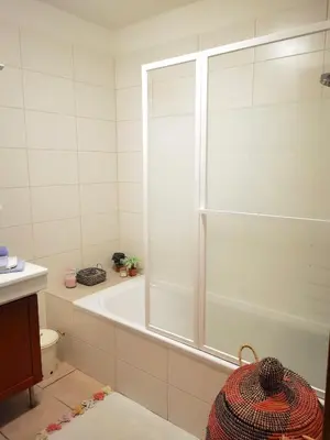 Salle de bains dans l'établissement Appartement-maison avec jardin