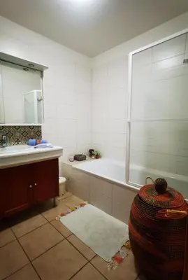 Salle de bains dans l'établissement Appartement-maison avec jardin