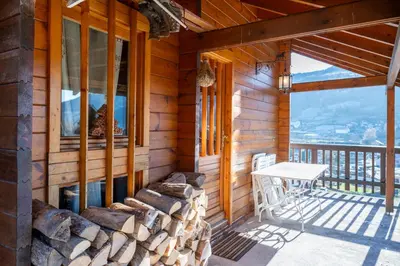 Vue générale sur la montagne ou vue sur la montagne depuis le chalet