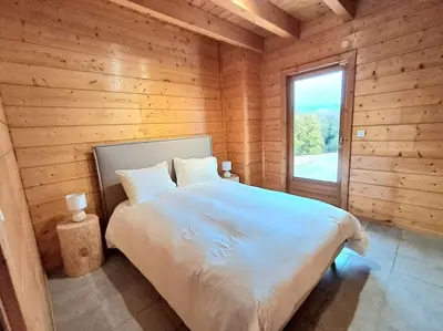 Un ou plusieurs lits dans un hébergement de l'établissement Domaine la Clairière Le Chêne Grande maison avec Sauna Terrasse Brasero et baby-foot