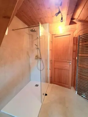 Salle de bains dans l'établissement Domaine la Clairière Le Chêne Grande maison avec Sauna Terrasse Brasero et baby-foot