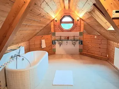 Salle de bains dans l'établissement Domaine la Clairière Le Chêne Grande maison avec Sauna Terrasse Brasero et baby-foot