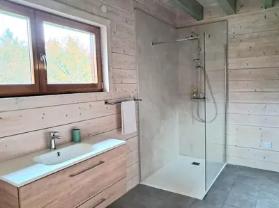 Salle de bains dans l'établissement Domaine la Clairière Le Chêne Grande maison avec Sauna Terrasse Brasero et baby-foot