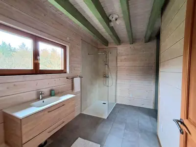 Salle de bains dans l'établissement Domaine la Clairière Le Chêne Grande maison avec Sauna Terrasse Brasero et baby-foot