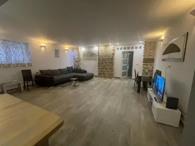 Télévision ou salle de divertissement dans l'établissement Appartement proche centre Colmar parking public gratuit