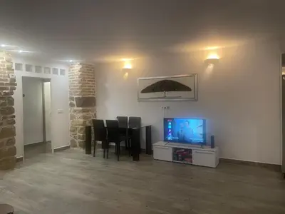 Télévision ou salle de divertissement dans l'établissement Appartement proche centre Colmar parking public gratuit