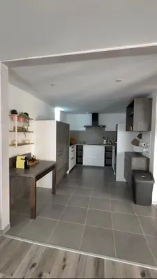 Cuisine ou kitchenette dans l'établissement Gîte duplex les Glycines