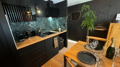 Cuisine ou kitchenette dans l'établissement Suite Munduk de Luxe atypique