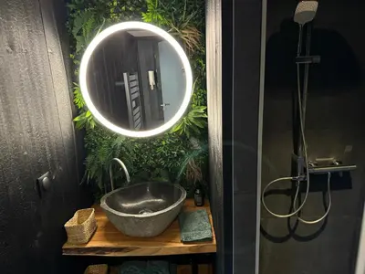 Salle de bains dans l'établissement Suite Munduk de Luxe atypique