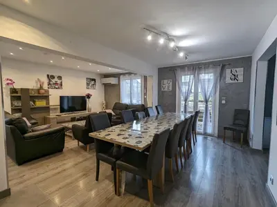Coin salon dans l'établissement Chalet spacieux avec sauna, spa et baby-foot, proche stations de ski - FR-1-589-671