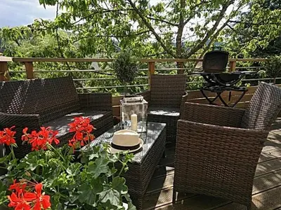 Jardin de l'établissement Chalet spacieux avec sauna, spa et baby-foot, proche stations de ski - FR-1-589-671