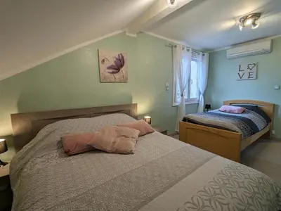 Un ou plusieurs lits dans un hébergement de l'établissement Chalet spacieux avec sauna, spa et baby-foot, proche stations de ski - FR-1-589-671