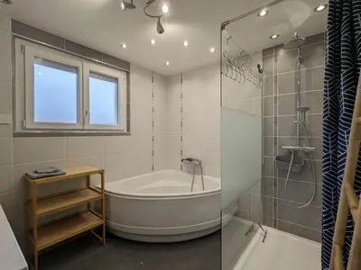 Salle de bains dans l'établissement Chalet spacieux avec sauna, spa et baby-foot, proche stations de ski - FR-1-589-671