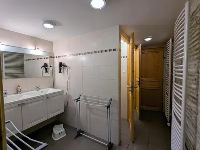 Plan de l'établissement Chalet familial spacieux avec spa, sauna et salle de jeux - FR-1-589-750