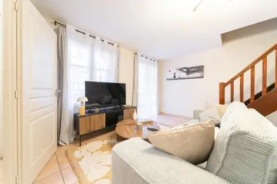 Télévision ou salle de divertissement dans l'établissement Le Grand Lion Colmar Centre Parking Gratuit