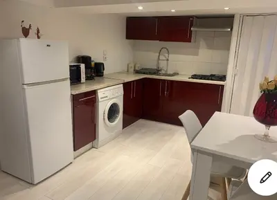 Cuisine ou kitchenette dans l'établissement Studio dans une maison avec parking
