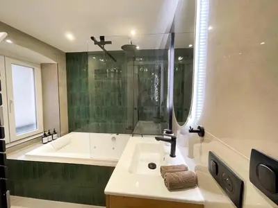 Salle de bains dans l'établissement Suite Émeraude centre ville