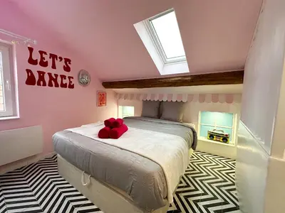 Un ou plusieurs lits dans un hébergement de l'établissement Chambre Disco Paradisio