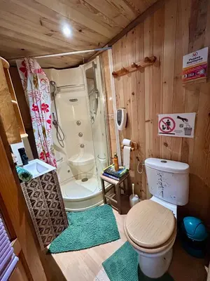 Salle de bains dans l'établissement Mobile home gerardmer
