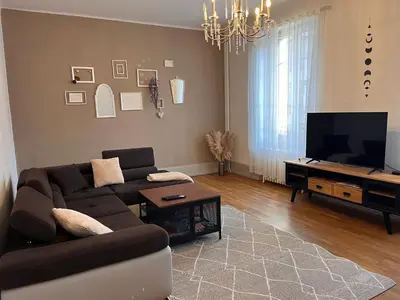 Télévision ou salle de divertissement dans l'établissement Jardin de Victor Appartements calmes spacieux avec jardin clos