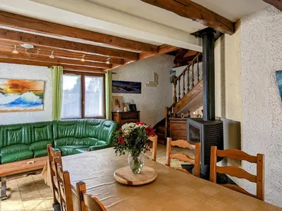 Coin salon dans l'établissement Maison charmante avec jardin, terrasse et parking près du Ballon d'Alsace - FR-1-583-297