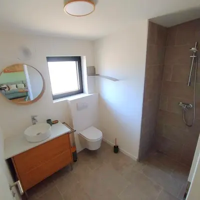 Salle de bains dans l'établissement Charmant Cottage