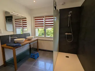 Salle de bains dans l'établissement Gîte confortable avec terrasse et vue montagne, proche loisirs et pistes - FR-1-589-755