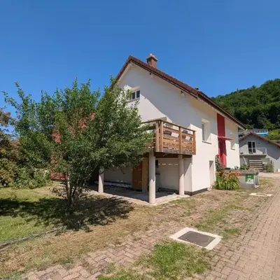 Gîte confortable avec terrasse et vue montagne