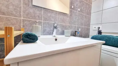 Salle de bains dans l'établissement Le Petit Léon - Colmar - Fibre - RBNB