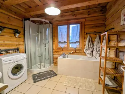 Salle de bains dans l'établissement Chalet tout confort en bois, Wifi, Animaux admis - FR-1-589-756