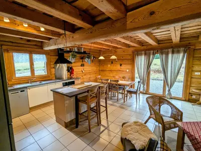 Cuisine ou kitchenette dans l'établissement Chalet tout confort en bois, Wifi, Animaux admis - FR-1-589-756