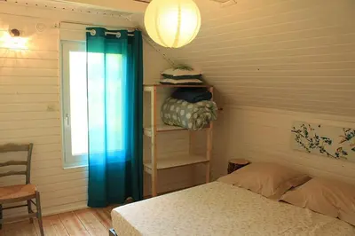 Un ou plusieurs lits dans un hébergement de l'établissement Bouleau - Chalet en bois dans son écrin de verdure