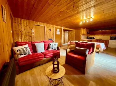 Coin salon dans l'établissement Le Grand Aigle, bel appartement style chalet