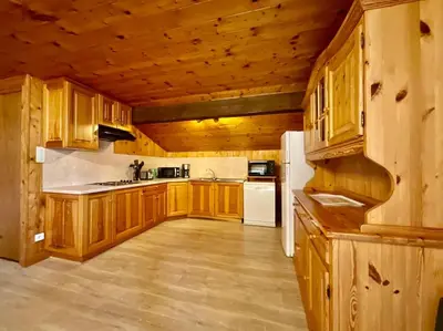 Cuisine ou kitchenette dans l'établissement Le Grand Aigle, bel appartement style chalet